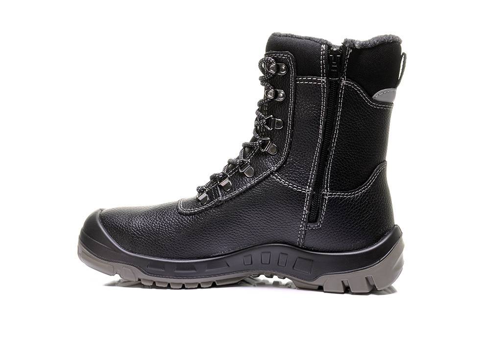 Ein einzelner schwarzer Lederstiefel mit Metallösen und robusten Sohlen, konzipiert für Outdoor- oder industrielle Zwecke, von der Seite betrachtet.