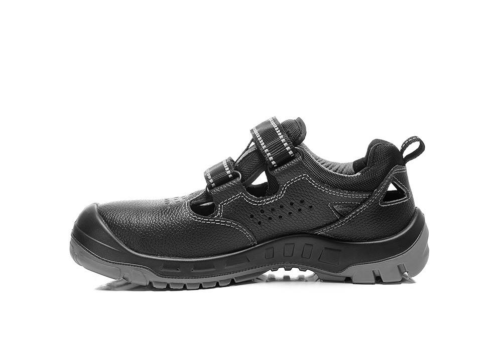 Ein schwarzer Arbeitsschuh mit dicker Sohle, Zehenkappe und verstellbaren Riemen, der für Sicherheit und Komfort in industriellen Umgebungen konzipiert ist.