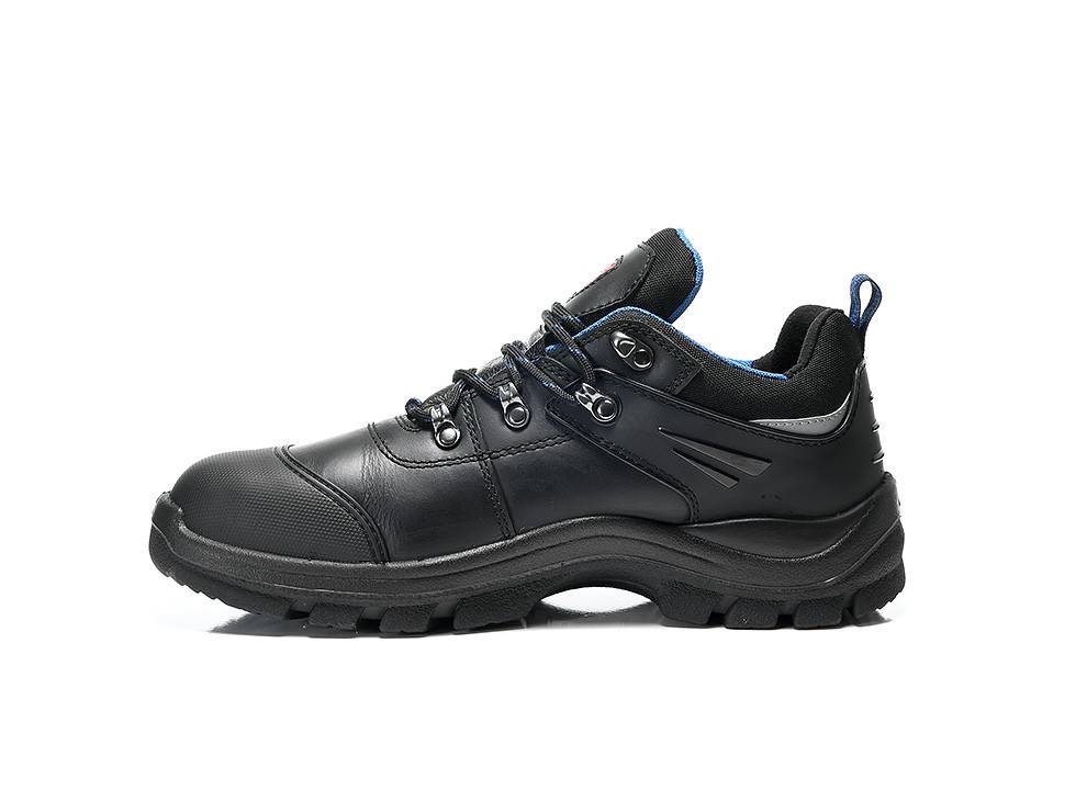 Ein schwarzer und blauer robuster Schuh mit festem Sohlenbereich und sicherer Schnürung, konzipiert für Outdoor-Aktivitäten oder Arbeitsumgebungen.