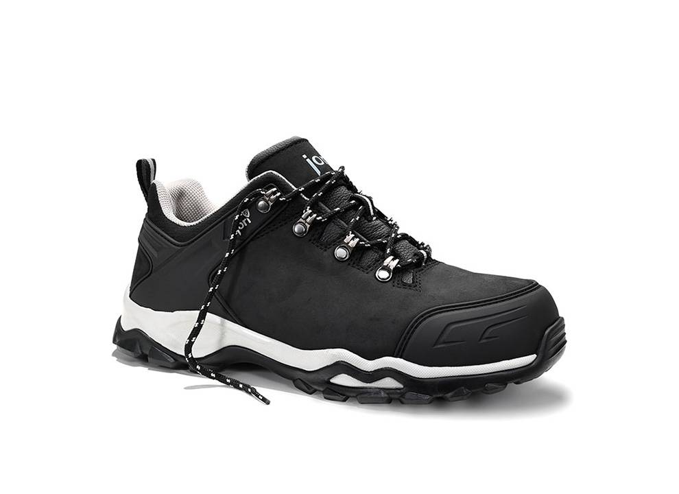 Ein schwarz-weißer Wanderschuh mit robuster Sohle und schwarzen Schnürsenkeln, konzipiert für Outdoor-Aktivitäten und raues Gelände.