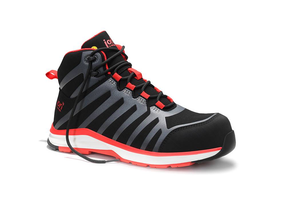 Ein schwarzer und roter High-Top-Sportschuh mit grauen Akzenten, ausgestattet mit einer robusten Sohle und roten Schnürsenkeln.