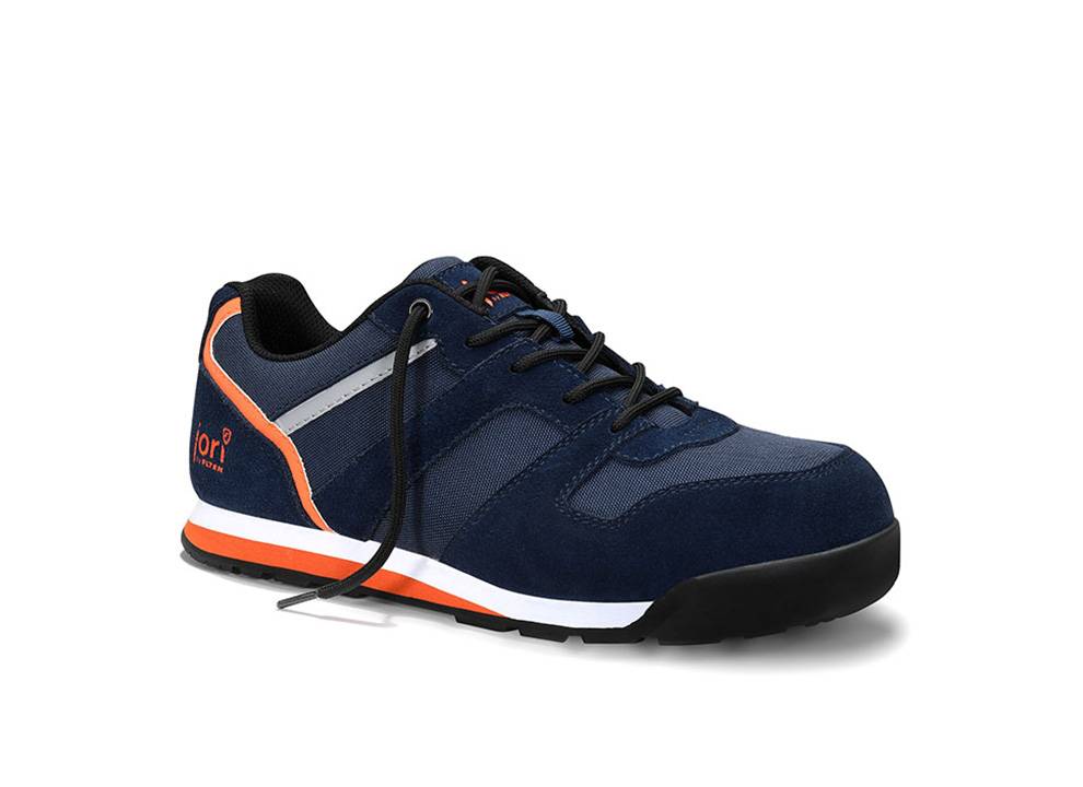 Ein blau-schwarzer Sportschuh mit orangefarbenen Akzenten, schwarzen Schnürsenkeln und einer weißen Sohle. Der Schuh trägt den Markennamen an der Seite.