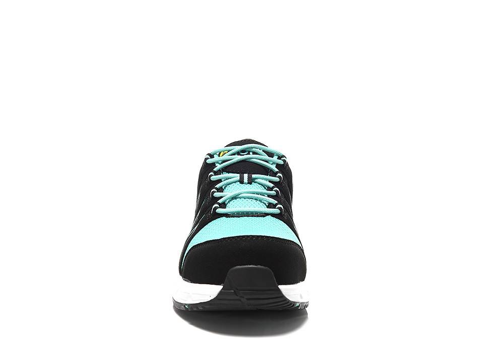 Ein türkisfarbener und schwarzer Sneaker, von vorne betrachtet, der sein Design und Farbschema hervorhebt.