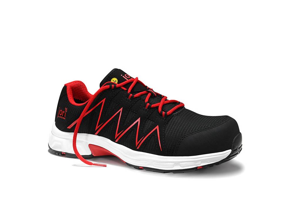 Ein schwarzer Sportschuh mit roten Schnürsenkeln, Zickzack-Muster und weißer Sohle, entwickelt für Lauf- oder Sportaktivitäten.