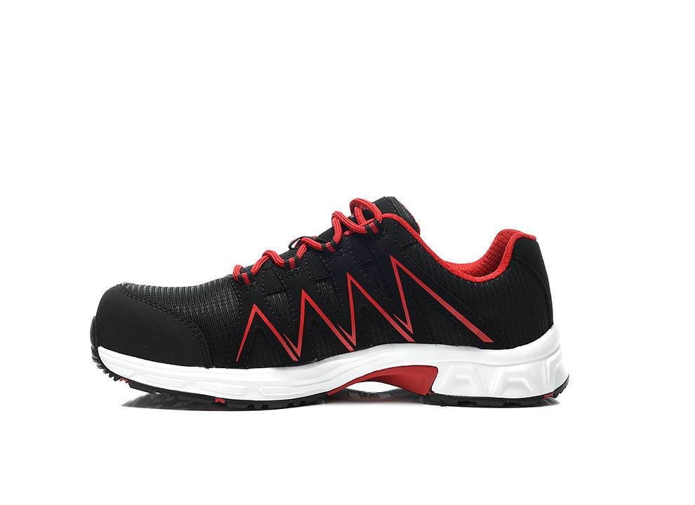 Schwarzer und roter Sportschuh mit rotem Zickzack-Design, weißer Sohle und schwarzen Schnürsenkeln, auf weißem Hintergrund dargestellt.