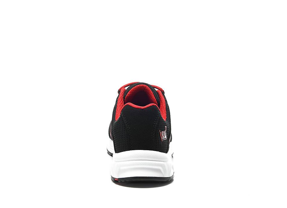 Ein schwarzer und roter Sportschuh, von hinten betrachtet, der sein Design und seine Sohle präsentiert.