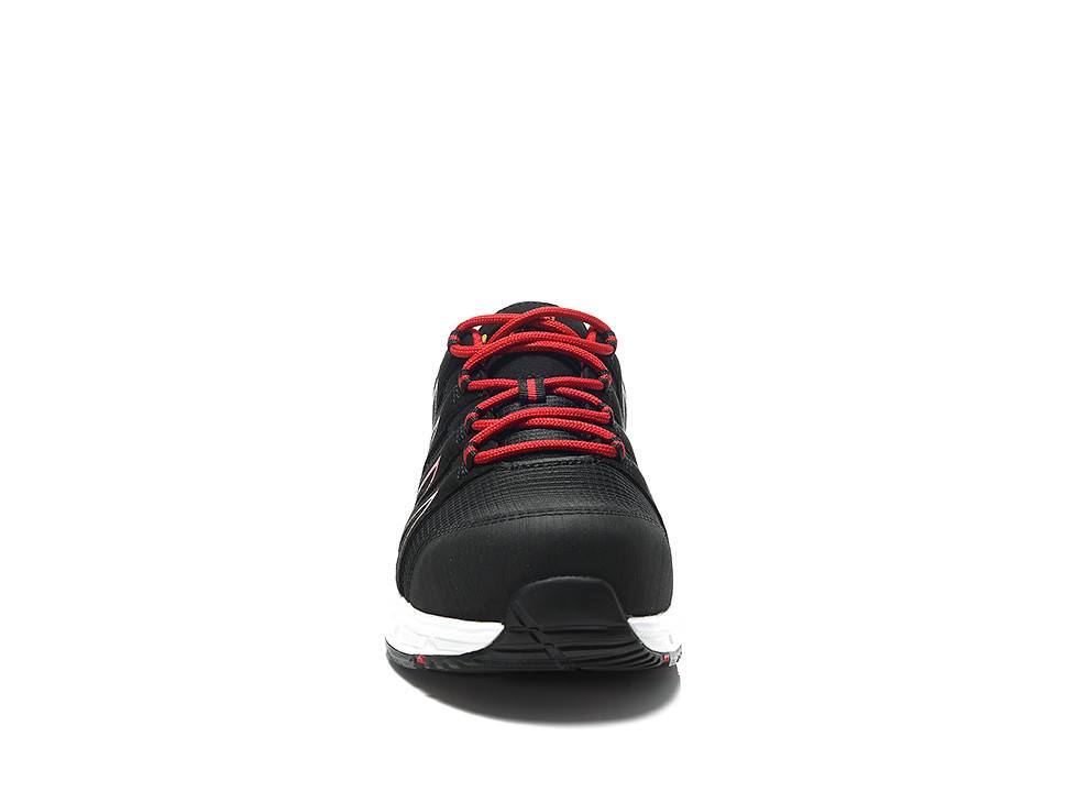 Ein schwarzer Sneaker mit roten Schnürsenkeln, von vorne betrachtet.
