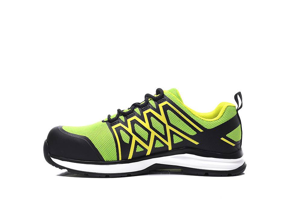 Hellgrüner und schwarzer Sportschuh mit weißer Sohle, mit geometrischem Muster und schwarzen Schnürsenkeln, geeignet zum Laufen.