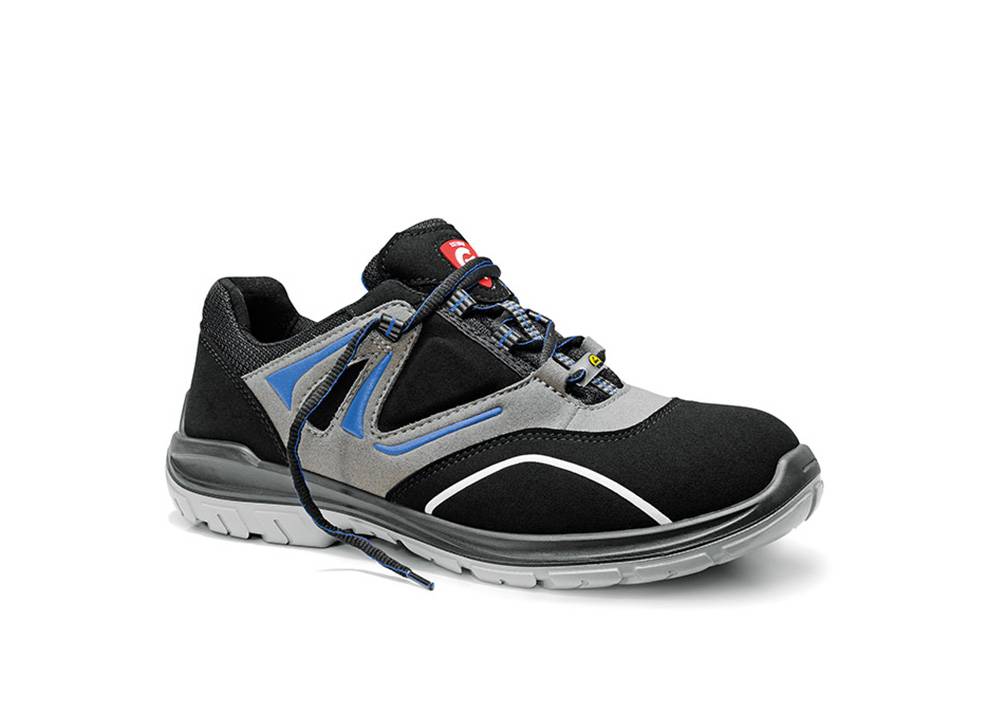 Ein schwarzer und grauer Sportschuh mit blauen Akzenten und einer weißen Sohle ist geschnürt und liegt auf der Seite, wobei sportliche Designelemente zur Geltung kommen.