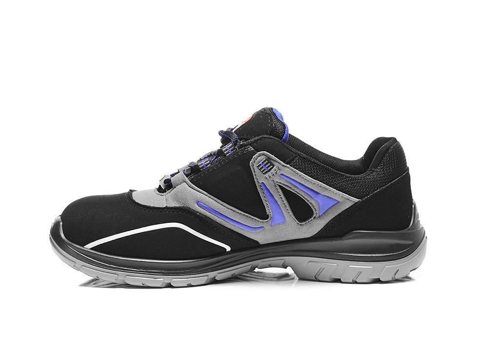 Schwarzer und grauer Turnschuh mit blauen Akzenten, von der Seite gezeigt, mit einer robusten Sohle und modernem Design.