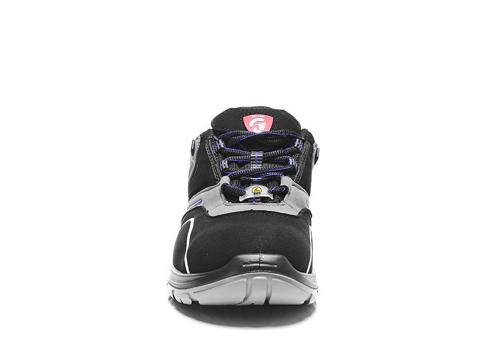 Ein schwarzer und grauer Sportschuh mit blauen Schnürsenkeln, von vorne betrachtet. Der Schuh hat ein Logo auf der Zunge und eine weiße Sohle.