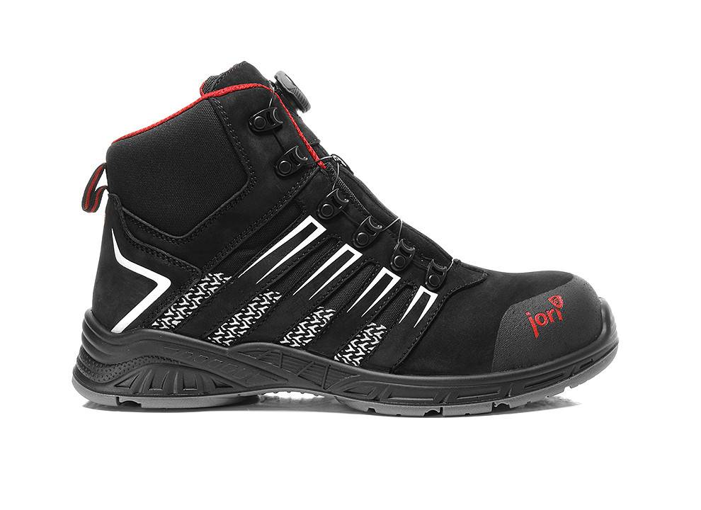 Ein schwarzer und roter Hochschaft-Sportschuh mit weißen Akzenten und einer robusten Sohle, entwickelt für Outdoor-Aktivitäten.