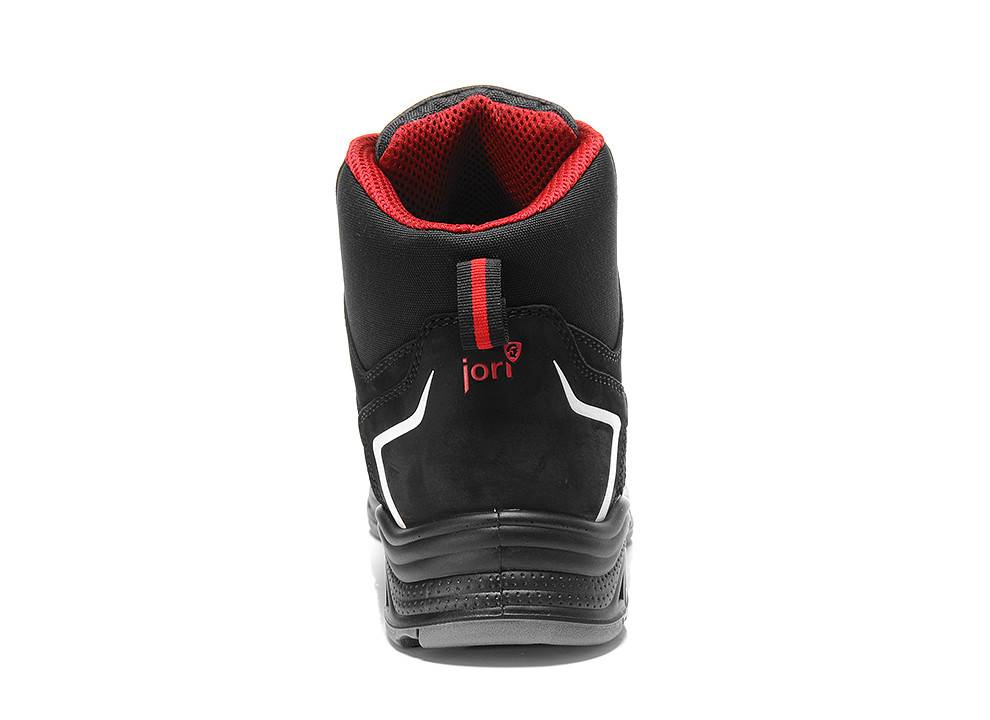 Rückansicht eines schwarzen und roten Hochschafts-Sportschuhs mit verstärkter Knöchelunterstützung und gedämpfter Sohle, entwickelt für Outdoor-Aktivitäten.