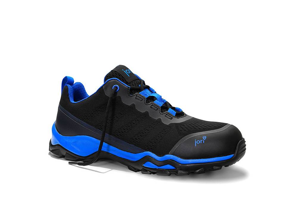 Ein schwarzer und blauer athletischer Schuh mit robuster Sohle, ausgestattet mit Schnürsenkeln und dem Logo 'jori' an der Seite, geeignet für Outdoor-Aktivitäten.