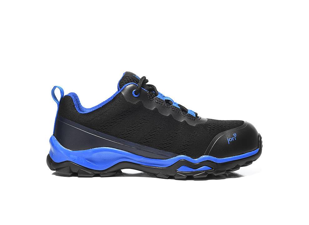 Ein schwarzer und blauer Sportschuh mit einer robusten Sohle, konzipiert für Outdoor-Aktivitäten. Der Schuh verfügt über einen atmungsaktiven Stoff und eine widerstandsfähige Konstruktion.