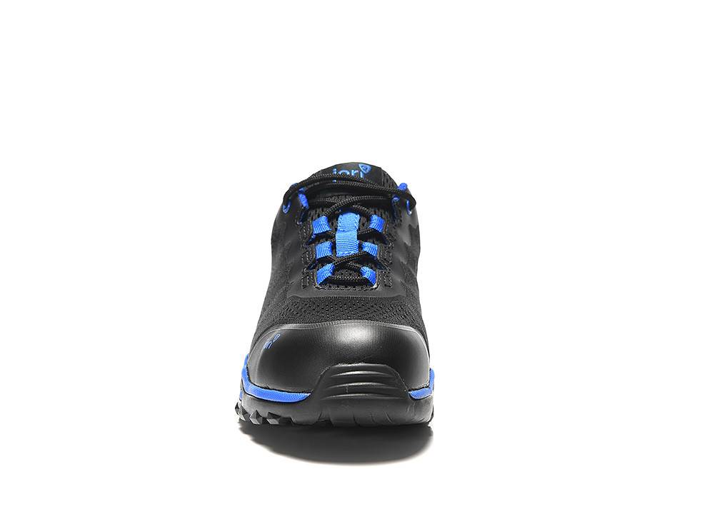 Ein schwarzer und blauer Sportschuh, von vorne gezeigt, der das Design und die Struktur betont, geeignet für Sport oder Freizeitkleidung.