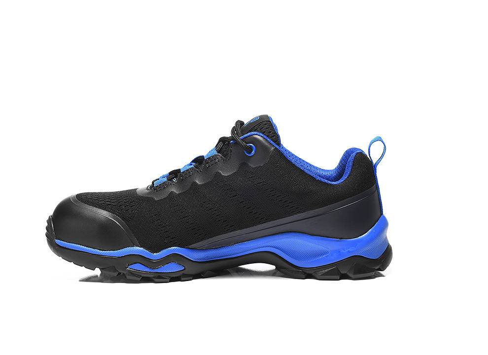 Ein schwarzer und blauer Sportschuh mit einer robusten Sohle, entwickelt für Outdoor-Aktivitäten wie Wandern oder Trailrunning.