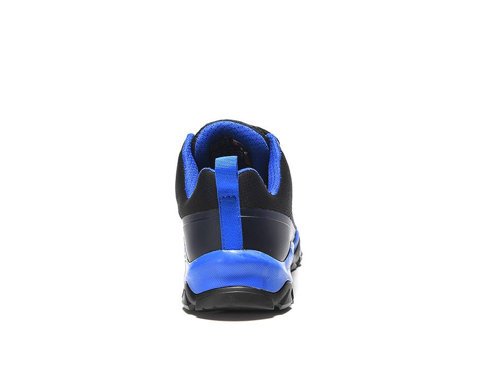 Eine blaue und schwarze Trailrunning-Schuh, von hinten betrachtet, mit einem robusten Profil und leuchtend blauen Akzenten, entwickelt für Aktivitäten im Freien.