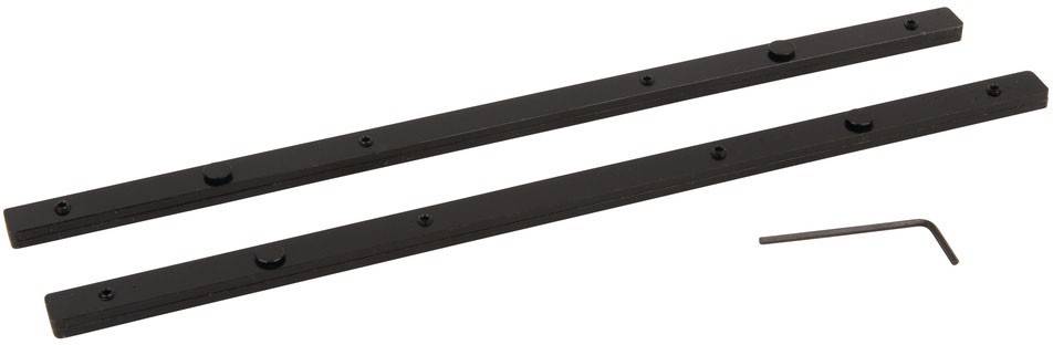 Zwei parallele, lange, schmale schwarze Metallstangen, jeweils mit vier Schrauben, möglicherweise für Befestigung oder Unterstützung verwendet.