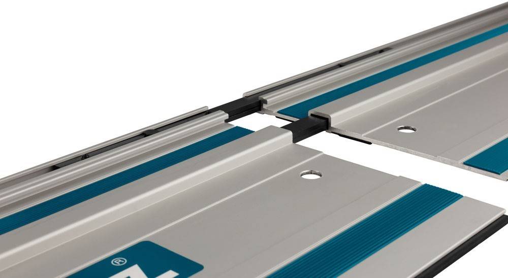 Nahaufnahme eines silbernen und blauen Schienensystems mit einem Verbindungsstück, das zwei Abschnitte verbindet und wahrscheinlich dazu dient, Werkzeuge in geraden Linien zu führen.