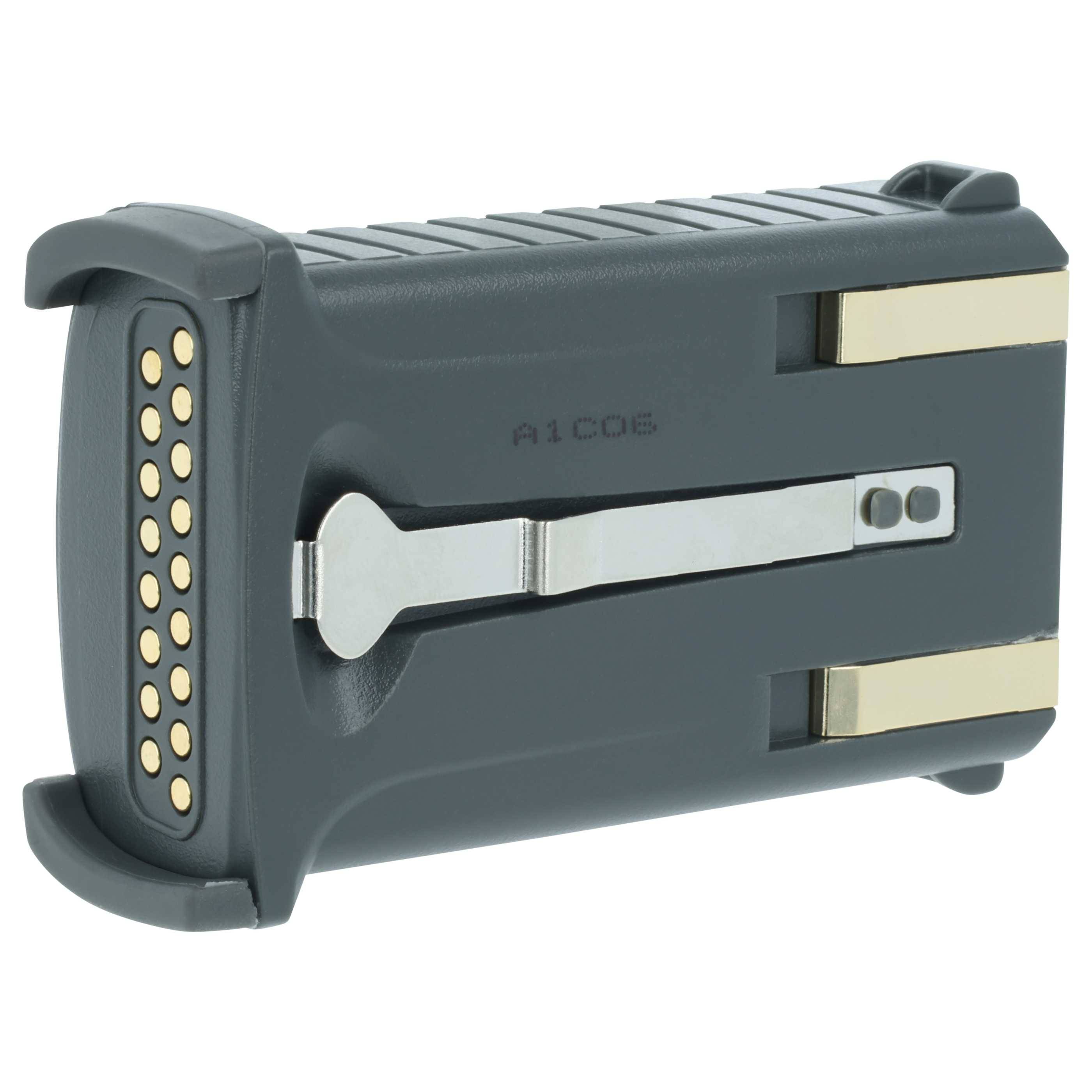 Eine Nahaufnahme eines grauen elektrischen Anschlusses mit mehreren goldenen Kontaktstiften und einer Metallklammer.