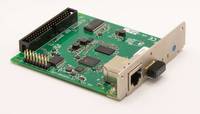Eine grüne Computererweiterungskarte mit schwarzem Anschluss, mehreren Chips und zwei Ethernet-Anschlüssen auf einer Metallhalterung.