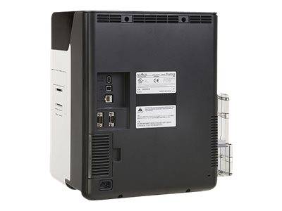 Rückansicht eines schwarzen elektronischen Geräts mit Belüftungsschlitzen, Anschlüssen, Etiketten und einem seitlich angebrachten transparenten Fach auf weißem Hintergrund.