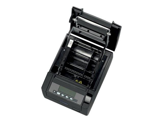 Offener schwarzer Etikettendrucker mit angehobener Abdeckung, der die interne Rolle und den Zuführungsmechanismus auf weißem Hintergrund zeigt.
