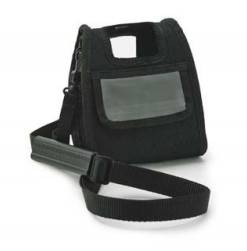 Schwarze Schultertasche mit einer Vordertasche und verstellbarem Riemen, auf weißem Hintergrund dargestellt.
