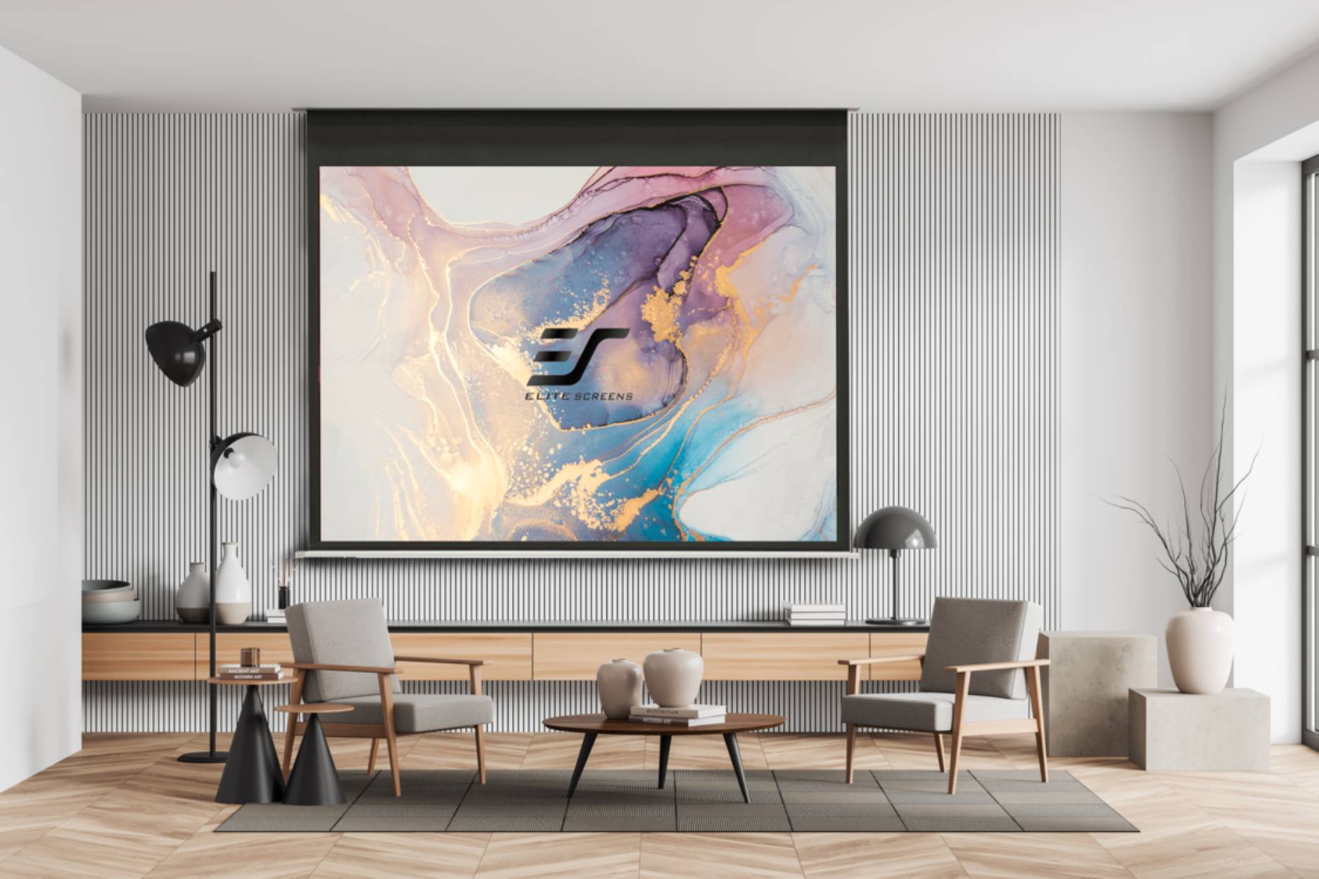 Modernes Wohnzimmer mit einem großen abstrakten Kunstwerk über einer niedrigen Kommode, flankiert von zwei Sesseln, einer Stehleuchte und einer Tischleuchte.
