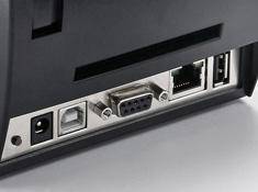 Nahaufnahme der Rückseite eines Geräts mit Stromversorgung, USB-, Seriell-, Ethernet- und Videoanschlüssen zur Konnektivität.
