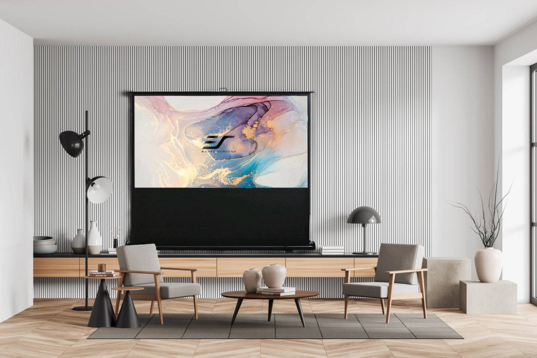 Ein modernes Wohnzimmer mit einem großen wandmontierten abstrakten Kunstwerk über einer flachen schwarzen Kommode, flankiert von Stühlen, einer Stehleuchte und einem kleinen Tisch.