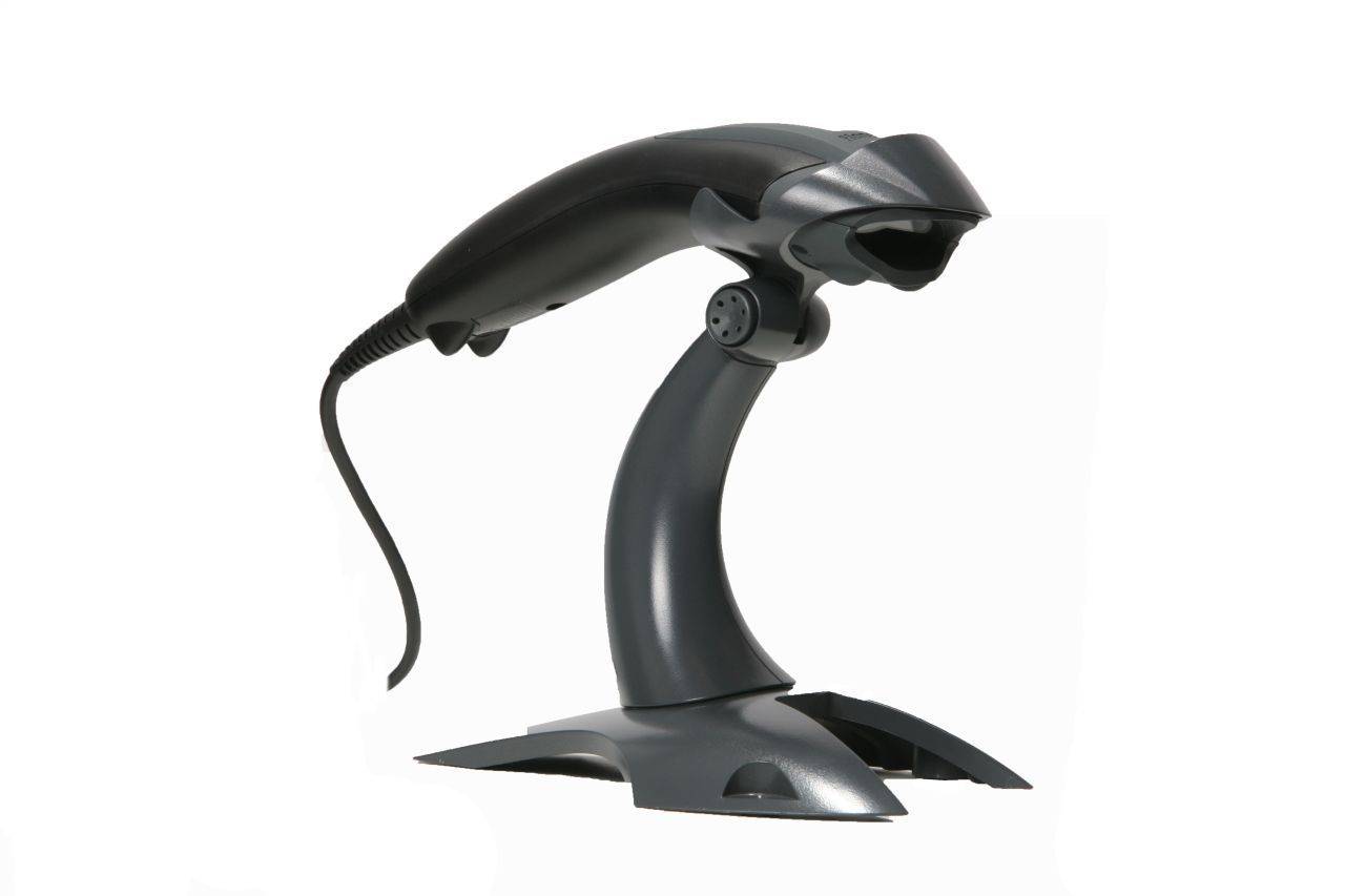 Schwarzer tragbarer Barcode-Scanner auf einem Ständer vor weißem Hintergrund.