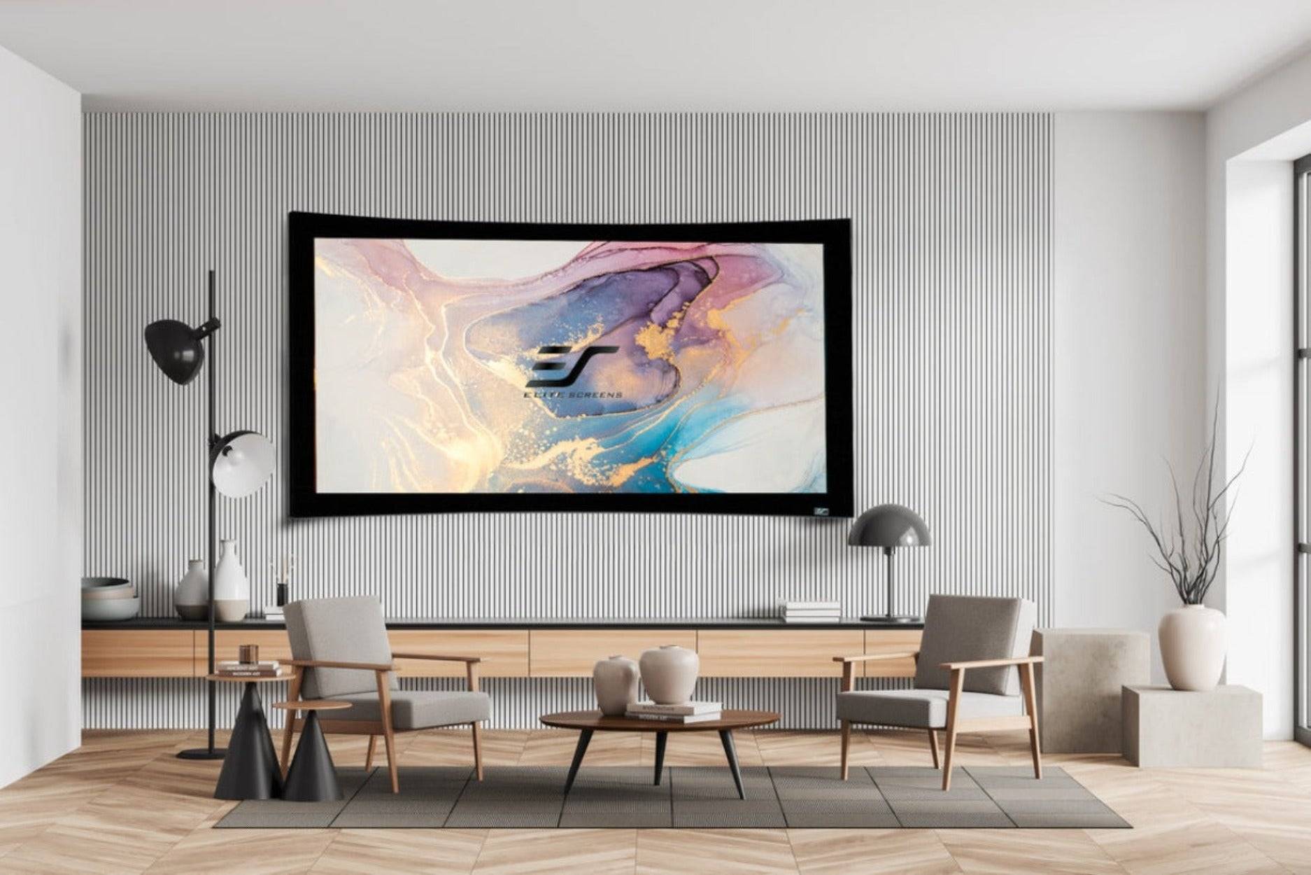 Modernes Wohnzimmer mit einer großen an der Wand angebrachten abstrakten Kunstausstellung über einer Konsole, flankiert von einer Stehleuchte und einer Tischleuchte, mit Stühlen und Couchtisch auf einem Teppich.