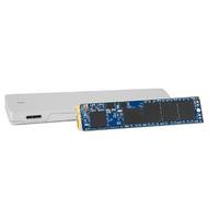 Internes Solid-State-Drive-Modul neben seinem silbernen Gehäuse gezeigt, mit einer blauen Leiterplatte und freiliegenden schwarzen Speicherchips.
