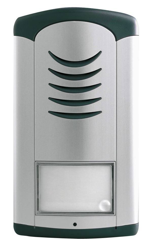 Ein schlankes silbernes Gegensprechanlageninstrument mit Lautsprechergitter und einem Knopf, konzipiert für die Kommunikation am Gebäudeeingang.