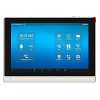 Wandmontiertes Smart-Home-Touchscreen-Panel mit blauem Home-Dashboard, das Uhrzeit, Wetter und App-Symbole für Alarme, Kontakte, Telefon und Einstellungen anzeigt.