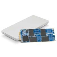 Externe SSD mit einer blauen M.2-Speicherschaltung, die teilweise in ein weißes Gehäuse eingesetzt ist.