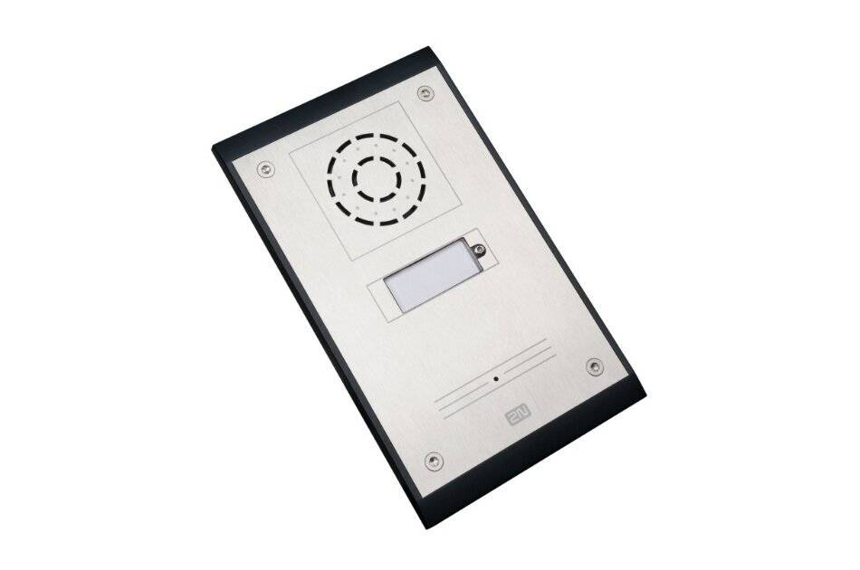 Ein Gegensprechanlage-System mit einem Lautsprecher und einem Namensschild auf einem metallischen Panel, das für die Gebäudeeingangskommunikation und Identifikation konzipiert ist.