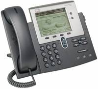Ein grauer Cisco-Schreibtischtelefon mit Hörer, Anzeigebildschirm und Tastenfeld, im Winkel auf weißem Hintergrund dargestellt.