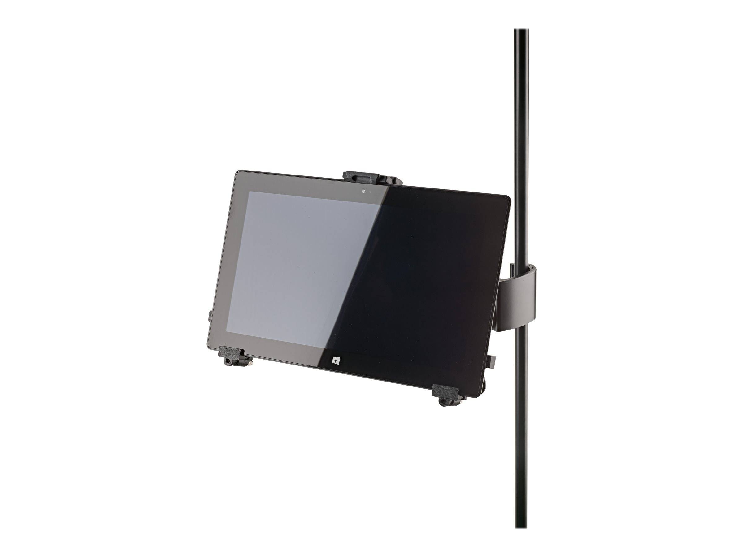 Ein schwarzes Tablet oder Touch-Screen-Gerät, das mit einer Klammer an einer vertikalen Stange montiert ist, dargestellt in einem produktbezogenen Bild in Schrägansicht.