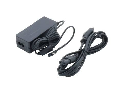 Schwarzer Stromadapter mit angebrachten Kabeln und Steckverbindern, dargestellt neben einem separaten aufgerollten Kabel auf weißem Hintergrund.