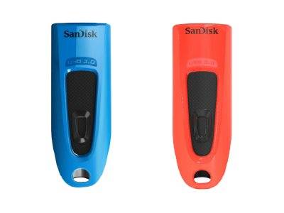 Zwei SanDisk USB-Speichersticks, einer in Blau und einer in Rot, nebeneinander auf weißem Hintergrund dargestellt.