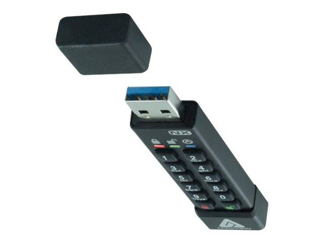 Ein USB-Stick in Form einer kleinen schwarzen Fernbedienung, mit seiner Kappe, die über dem freiliegenden Anschluss auf weißem Hintergrund schwebt.