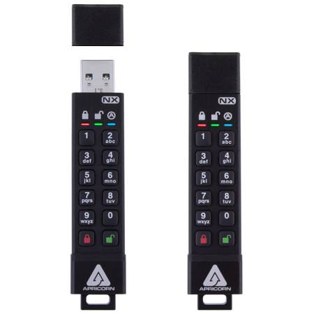 Zwei schwarze Apricorn NX USB-Tastaturschlösser, eines mit entfernter USB-Kappe, nebeneinander auf weißem Hintergrund dargestellt.