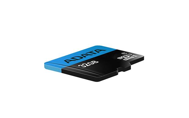 Blaue und schwarze 32GB ADATA Speicherkarte auf weißem Hintergrund dargestellt.