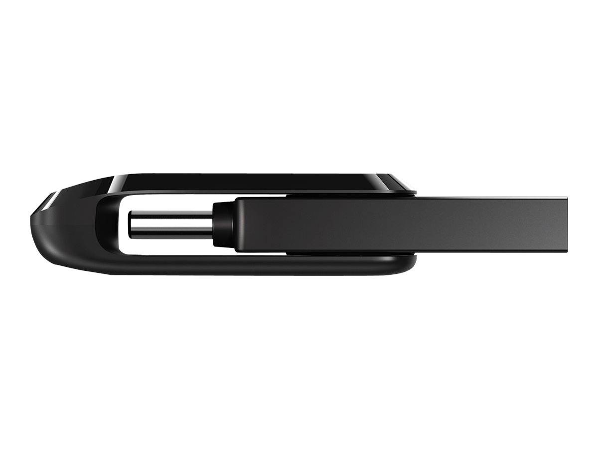 Nahaufnahme eines schwarzen USB-Ladekabels, das in einen Geräteport gegen einen weißen Hintergrund eingesteckt ist.