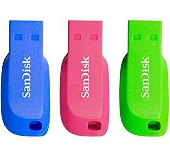 Drei SanDisk USB-Speichersticks in Blau, Rosa und Grün auf weißem Hintergrund.