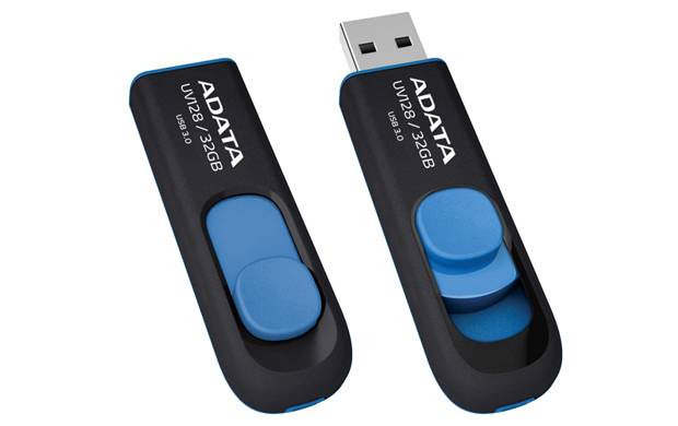 Zwei ADATA UV128 USB-Sticks nebeneinander gezeigt, einer mit dem blau schiebenden Stecker ausgefahren und einer eingezogen.