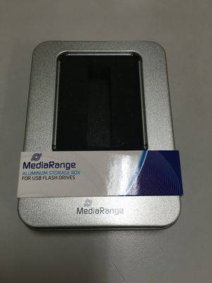 Silberne Aluminium-Speicherbox für USB-Sticks, Marke MediaRange, mit schwarzem Fenster und Papieretikett in Hülse.